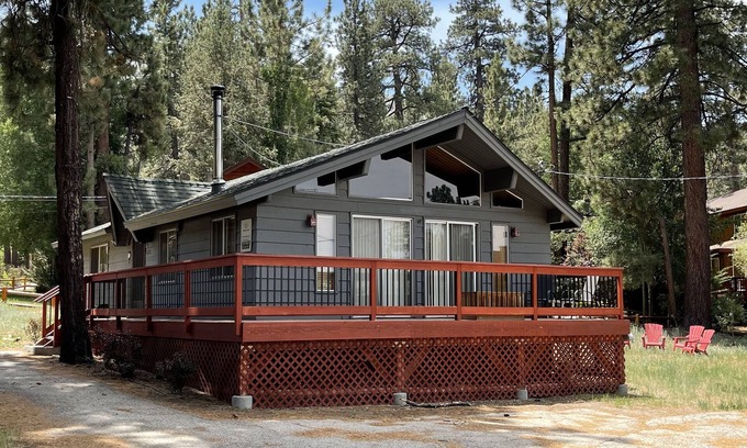 Upper Moonridge House | EV car ready Cabin by Bear Mountain with RV parking.