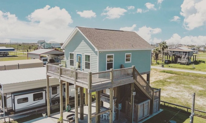 Crystal Beach Cottage | EV charger, stylish 1bdrm beach cottage sleeps 4, quiet walk to beach