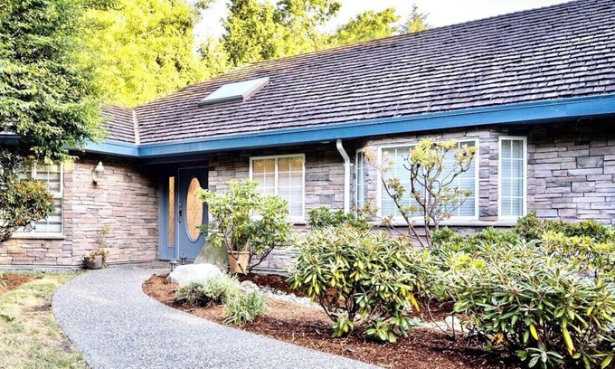 Surrey House | Event paradise Bungalow with Sauna,Sleeps upto16!