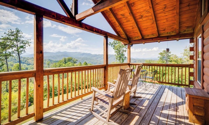 Gatlinburg - Pigeon Forge Cabin | Ever After Gatlinburg - Mountain views and a hot tub!