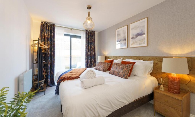 Staple Hill Apartment | Evergreen - 2 Bed Luxury Apartment by Mint Stays