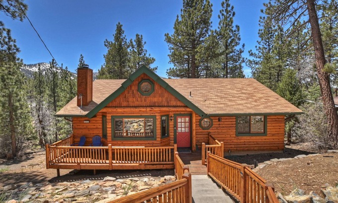 Upper Moonridge Cabin | Evergreen Escape by Destination Big Bear : Ski Slope Views! Log Cabin! Cable & WiFi! Propane BBQ! Wood Decks!