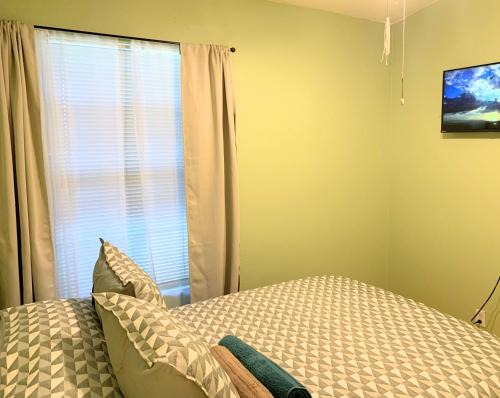 Hemet House | Evergreen Jolly Room with TV