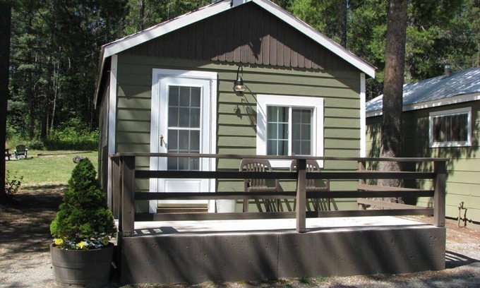 Coram Hotel | Evergreen Motel