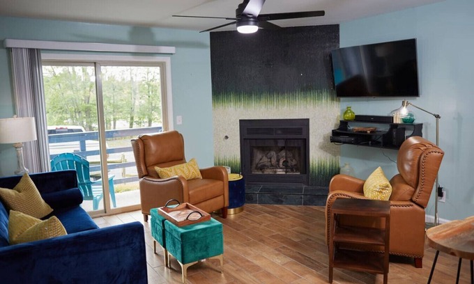 Timberline Condo | Evergreen Retreat – Walk to Timberline Mountain ski lifts and lodge!