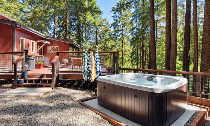 Northwood House | Everwood ~ Hot Tub, Views. Private and Updated Retreat
