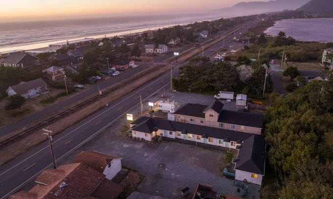 Rockaway Beach Condo | Excellent Location, *Pet Friendly*, 2 Blocks From Beach, Kitchen, WiFi, Community BBQ, Unit Seven