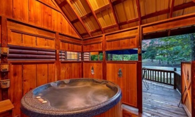Broken Bow Cabin | Excellent location! Water view from porch, short drive to Lake and Beavers Bend!