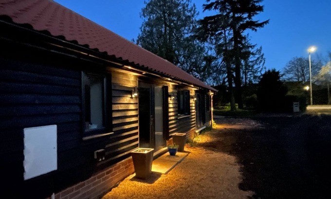Carbrooke House | Exceptional 1-King Bed Modern Barn, central Norfolk, Sleeps 2+1