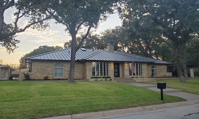 Fort Worth House | Exceptional contemporary w/pool, near stadiums, TCU and hospitals