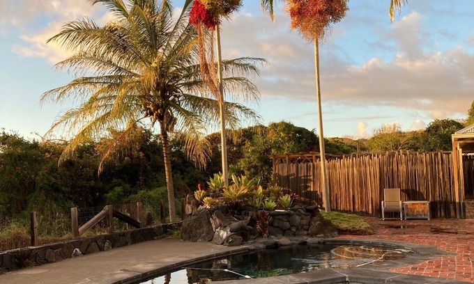 Captain Cook House | Exceptional Historic Home in South Kona