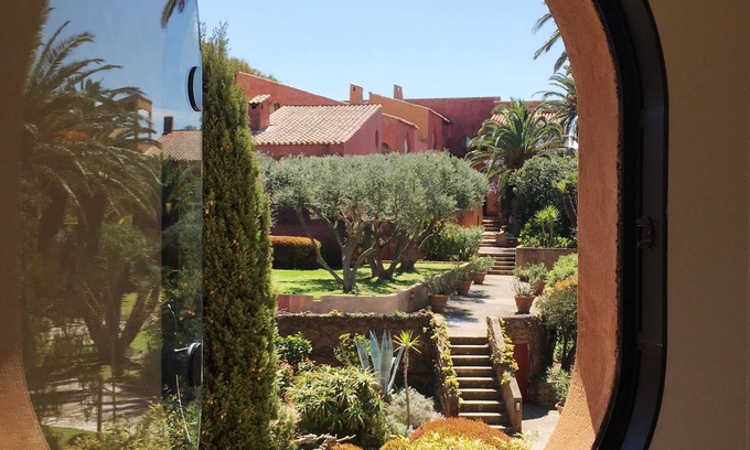 Porquerolles House | Exceptional location on the port of Porquerolles 20 m from the water .