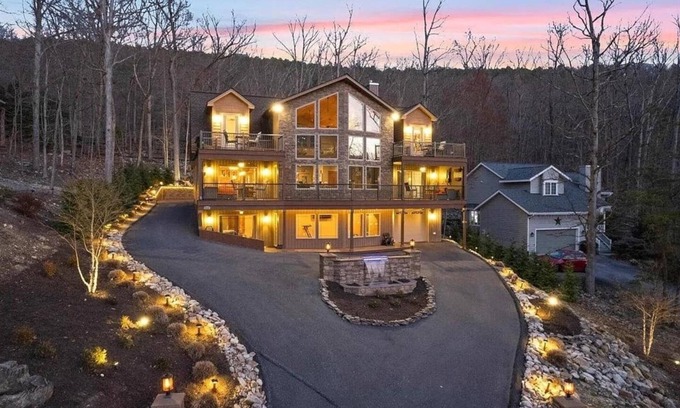 Massanutten House | Exceptional Massanutten Lodge-Magazine Worthy Backyard Oasis-Hot Tub-Decks-Views!