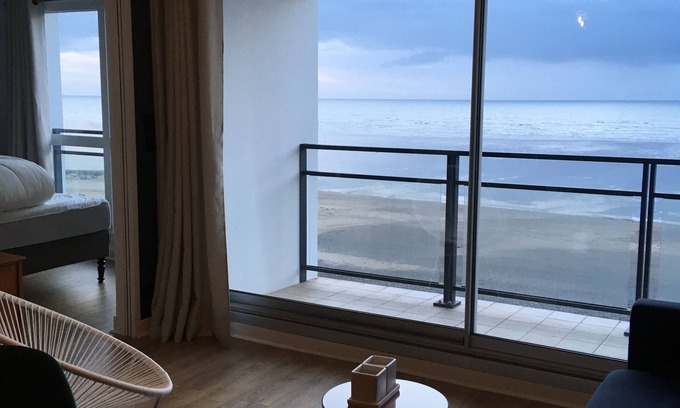 Agon-Coutainville Apartment | EXCEPTIONAL SEA VIEW! IDEAL AS A COUPLE FOR A RELAXING AND COMFORTING STAY.