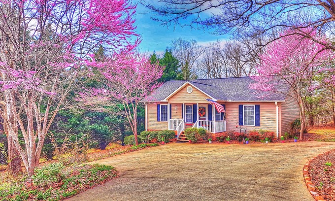 Pickens House | EXCEPTIONAL, SUPER CLEAN! IN THE FOOTHILLS OF THE BLUE RIDGE MTN.! NO ANIMALS!