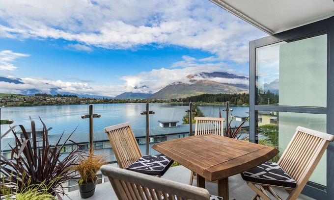 Queenstown Apartment | Exciting Queenstown - luxury, spacious apartment close to Queenstown