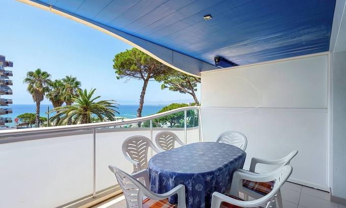 Salou City Centre Apartment | Exclusive Apartment for Families 'Les Ones' 50 Meters from the Beach with Shared Pool