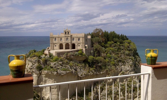 Tropea Apartment | Exclusive Apartment in the old town overlooking the sea with private parking