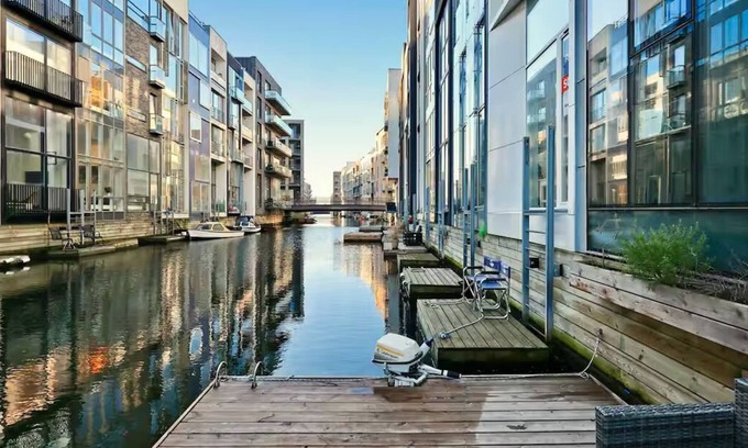 Sydhavnen House | Exclusive canal house directly on the water