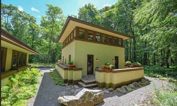 Bittinger House | Exclusive FRANK LLOYD WRIGHT Inspired “Prairie Style” Mountain Retreat
