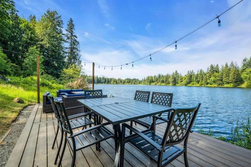 Three Lakes House | Exclusive Lakefront For 10 with Sauna Kayaks Peace