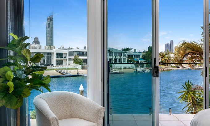 Surfers Paradise House | Exclusive Luxury Waterfront Home with Pool - Gold Coast