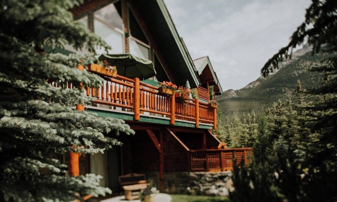 Canmore Bed & Breakfast | Exclusive Luxury Inn with Gourmet Dining, Hot Tub & Mountain Views in Canmore