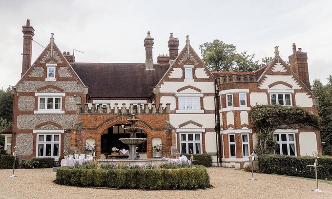 Tadworth House | Exclusive Luxury Surrey Manor, Sleeps 18+, Private Grounds, Parking, London Link