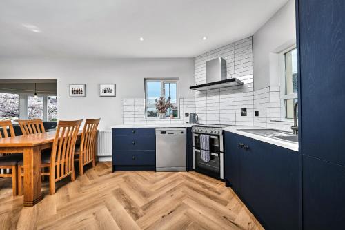 Coleraine Apartment | Exclusive Offers l Last-Minute Summer Stay l Sleeps Up to 6 l Conveniently located near town Centre l restaurants l and local attractions l It offers easy access to the stunning Causeway Coast l Coleraine Hideout l WeStayBelfast