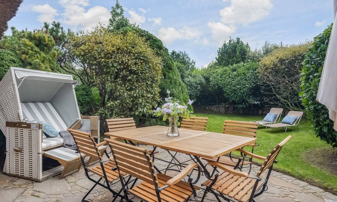 Kampen House | Exclusive thatched house for 6 people with sauna, fireplace, garden, parking space.
