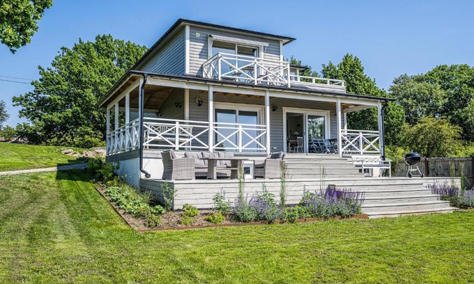 Drottningskar Villa | Exclusive tranquil villa by the sea, boat available