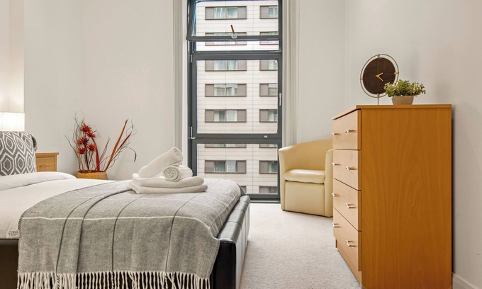 Canary Wharf Apartment | Executive Waterfront Living | South Quay | MySquare Apartments