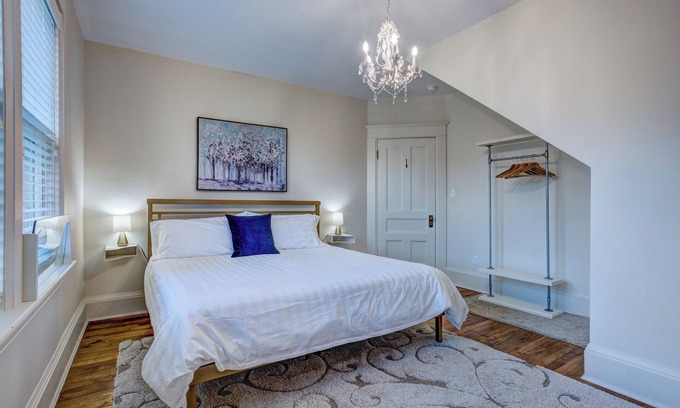 Lunenburg Apartment | Executive 1-Bedroom King Bed Suite in Lunenburg (Suite 5)