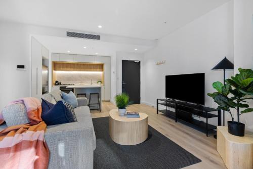 Melbourne Central Business District Apartment | Executive 1BR and Study Ritz-Carlton Heated Pool Sauna Steam Gym