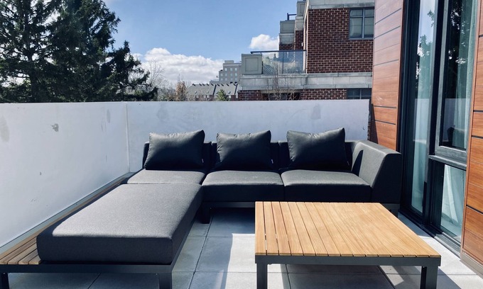 Etobicoke Condo | Executive 2 bed 2 bath condo in the Kingsway