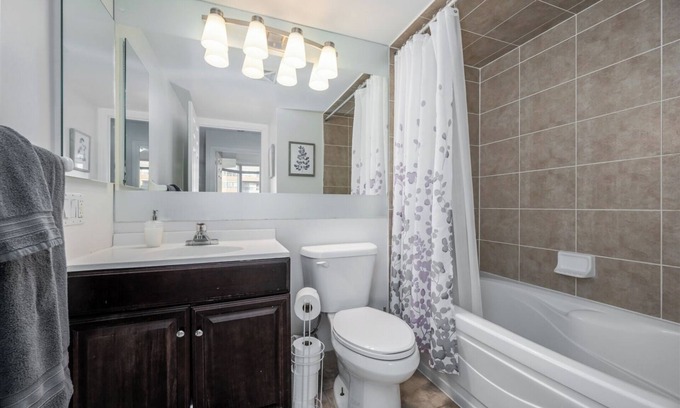 Downtown Mississauga Condo | Executive 2 Bedroom Condo Close to Square ONE