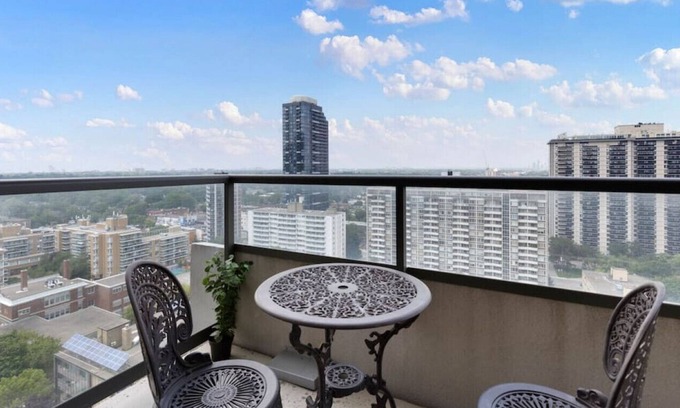 Sherwood Park Condo | Executive 2BR/2BA Midtown Toronto, Work-from-Home!