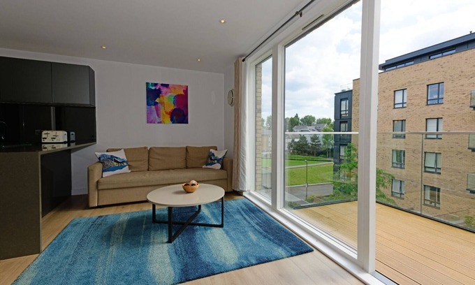 Syon Apartment | Executive Apartment Near Chiswick and Kew Gardens