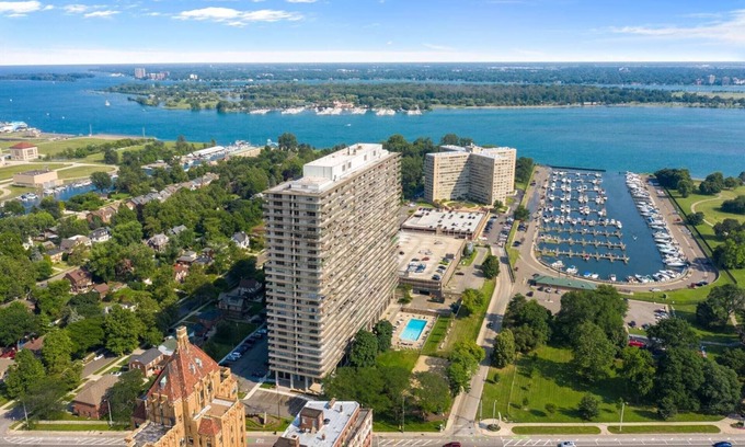 Detroit Apartment | Executive Balcony Suite Downtown Detroit