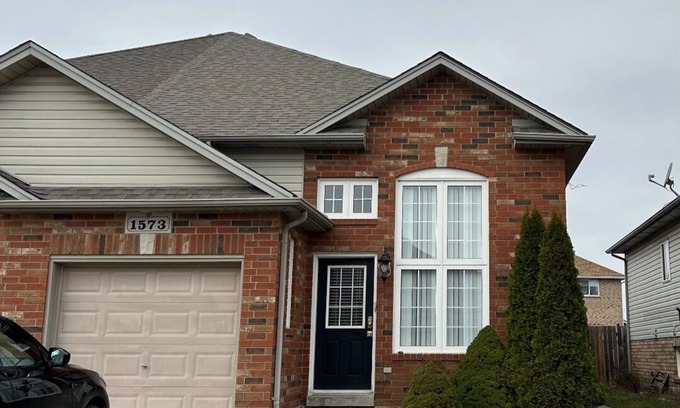 Tecumseh Apartment | Executive basement suite in the heart of Tecumseh