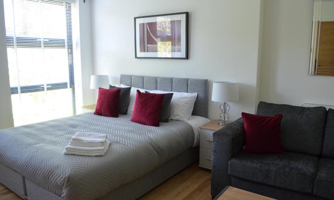 Sydenham Apartment | Executive Bright and Airy Studio Apartment in Sydenham