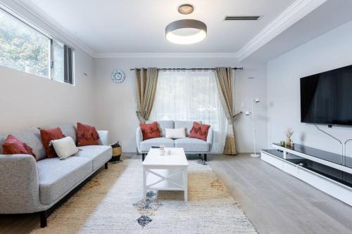 Perth House | Executive CBD Perth House 4BR 3BA 2Pk SLEEP 8!