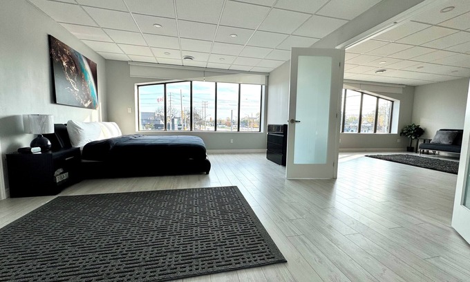 East Windsor Condo | Executive Condo. 3BR, King Bed w/Ensuite