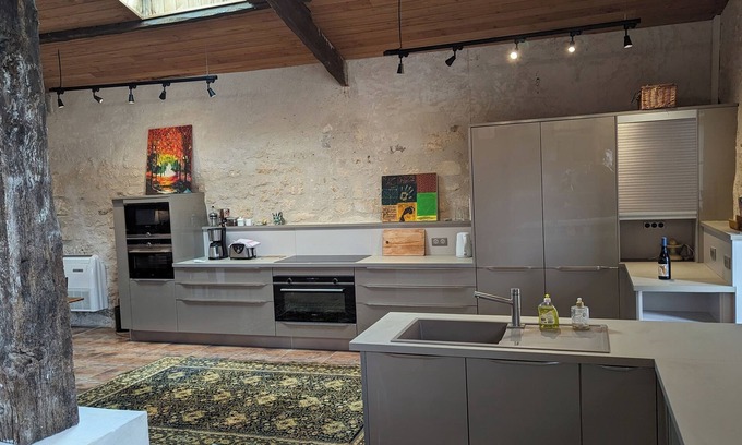 Soyaux House | Executive gîte, three ensuite bedrooms, sleeps 8, 330 m2, air-conditioned