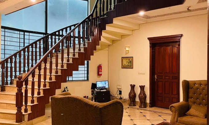 F-7 Sector Hotel | Executive Galaxy House located near the city center. 5 minutes to the park!
