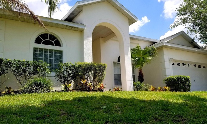 Davenport House | Executive Home with Pool, Spa & Games Room minutes to Disney World