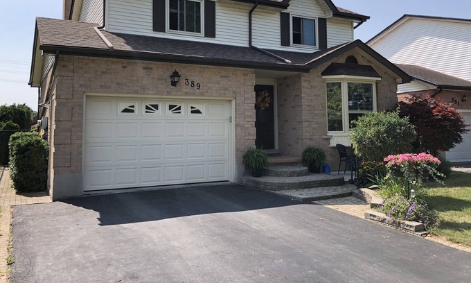 Waterloo House | EXECUTIVE HOME WITH POOL IN WATERLOO