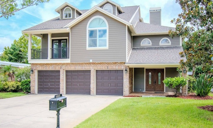 Lake Tarpon Estates House | EXECUTIVE LAKEHOME 5BR Screened Pool Home, 2 Kitchens to entertain, 2 laundrys