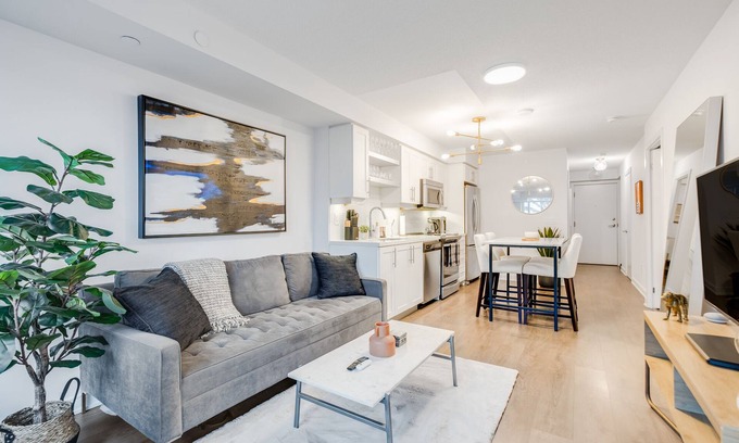 Fashion District Apartment | Executive Monthly 2BR/2Bath Luxury Condo - Downtown Toronto