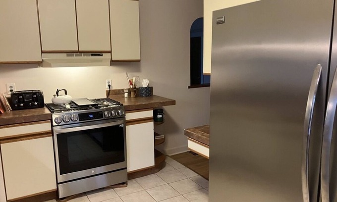 Columbia House | Executive/Professional's Home (30 Day Minimum) in Historic Eldridge Neighborhood